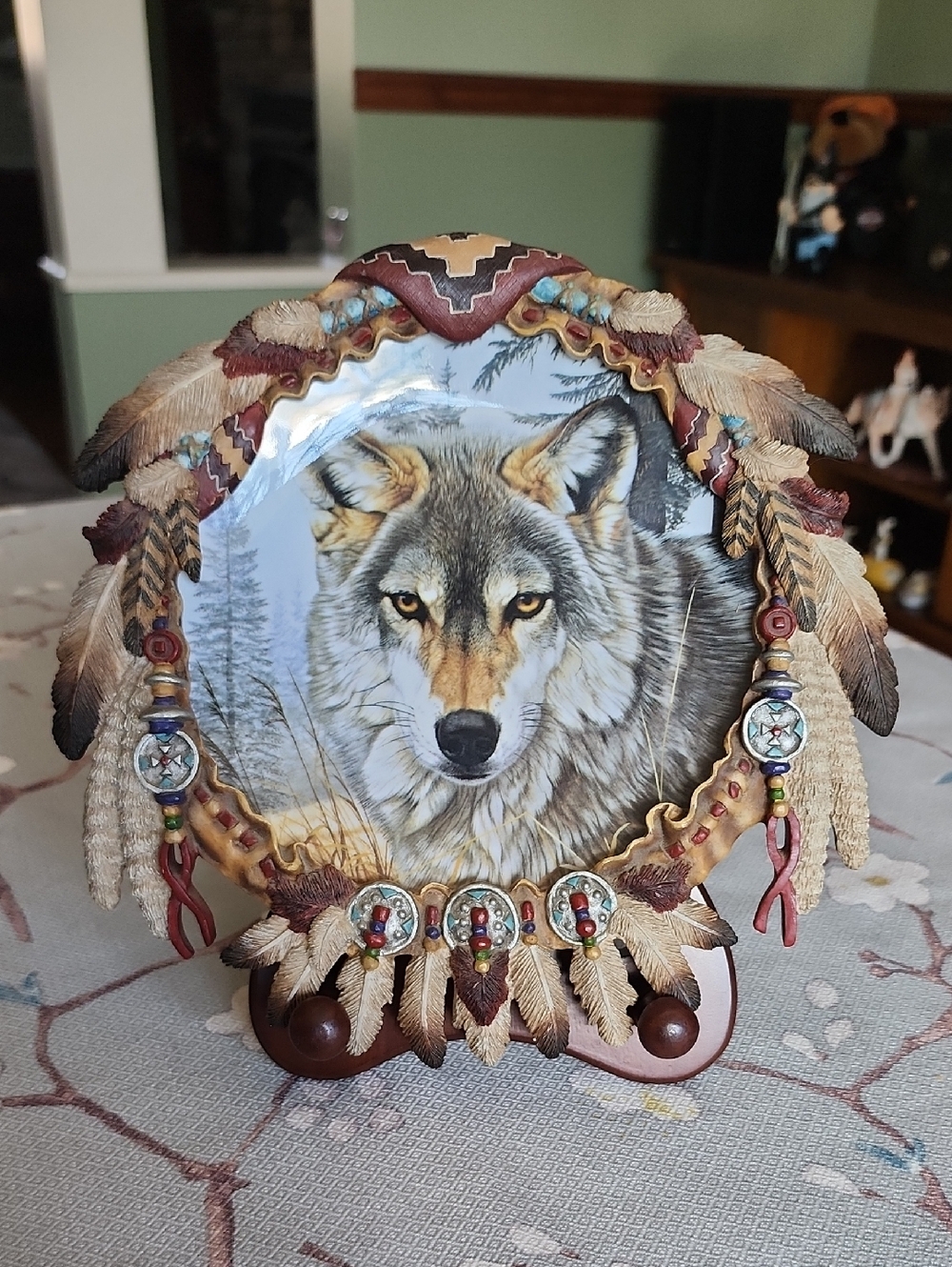 Decorative Wolf Plate with Feather Frame